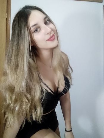 Karen (@karenunicorn) Photo du modèle onlyfans portant une robe noire