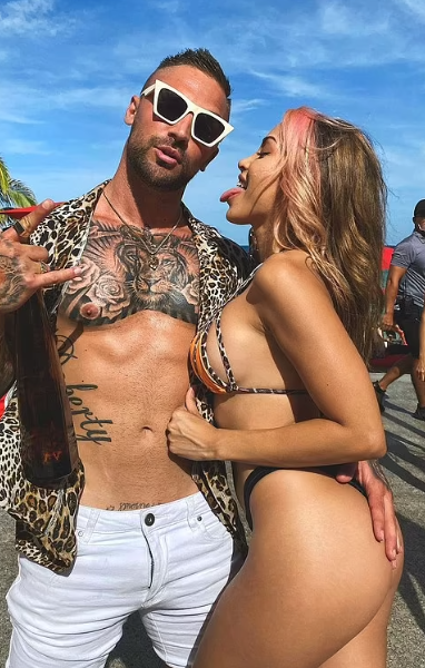 Jackson e Maddy (@jacksonmaddy) Foto di una coppia di modelli onlyfans con un uomo e una donna che indossano abiti e reggiseno con stampe animalier