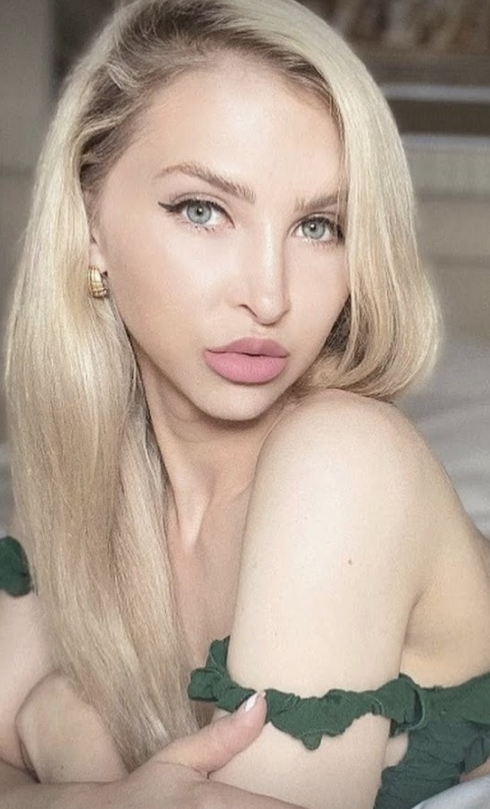 La modella dell'Illinois OnlyFans Alix Lynx - Foto sexy di @alixlynx indossa una maglietta verde