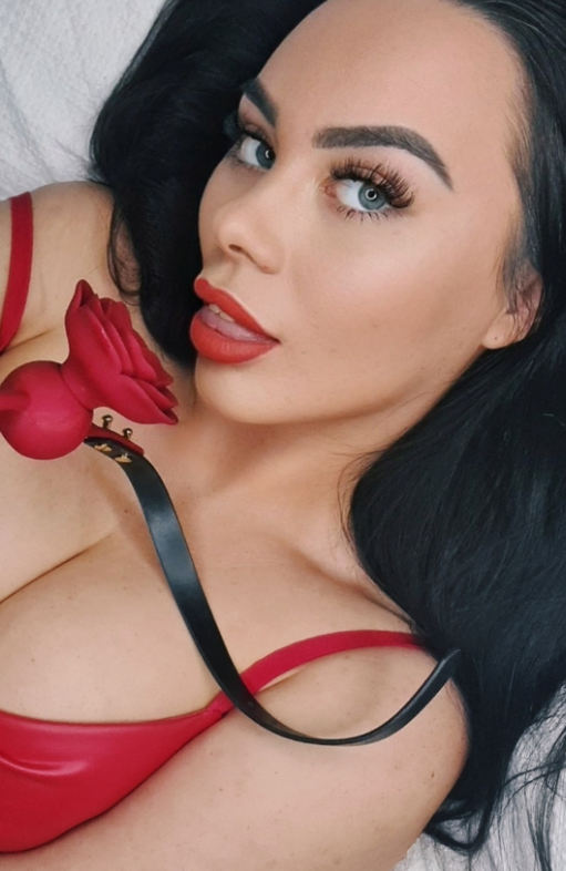 Britisches OnlyFans-Model aus Großbritannien namens Lorenleexxx @lorenleexxx macht ein Selfie