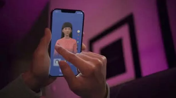 un uomo che usa l'app AI Girlfriend Simulators