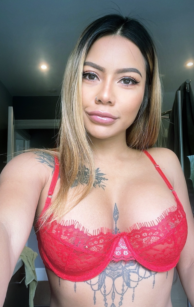 Photo sexy du modèle blonde asiatique OnlyFans nommé Kylie Asian - @asiankylie prenant un selfie