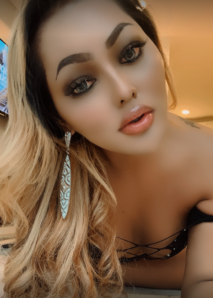 Photo sexy du modèle blonde asiatique OnlyFans nommé Leyla Jasmine - @cynthia77 portant de grandes boucles d'oreilles