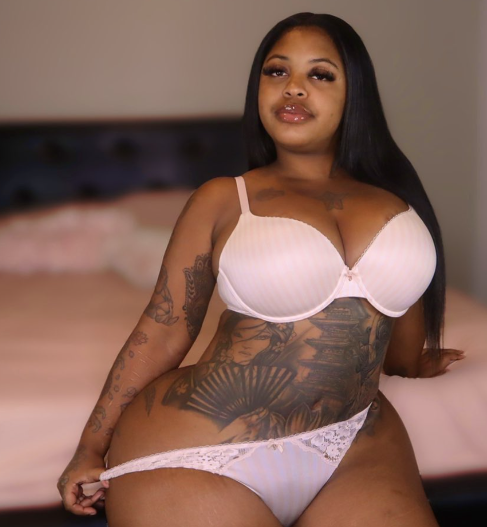 Das sexy Onlyfans-Model @bigbodybenzvip von BigBodyBenz trägt einen rosa BH