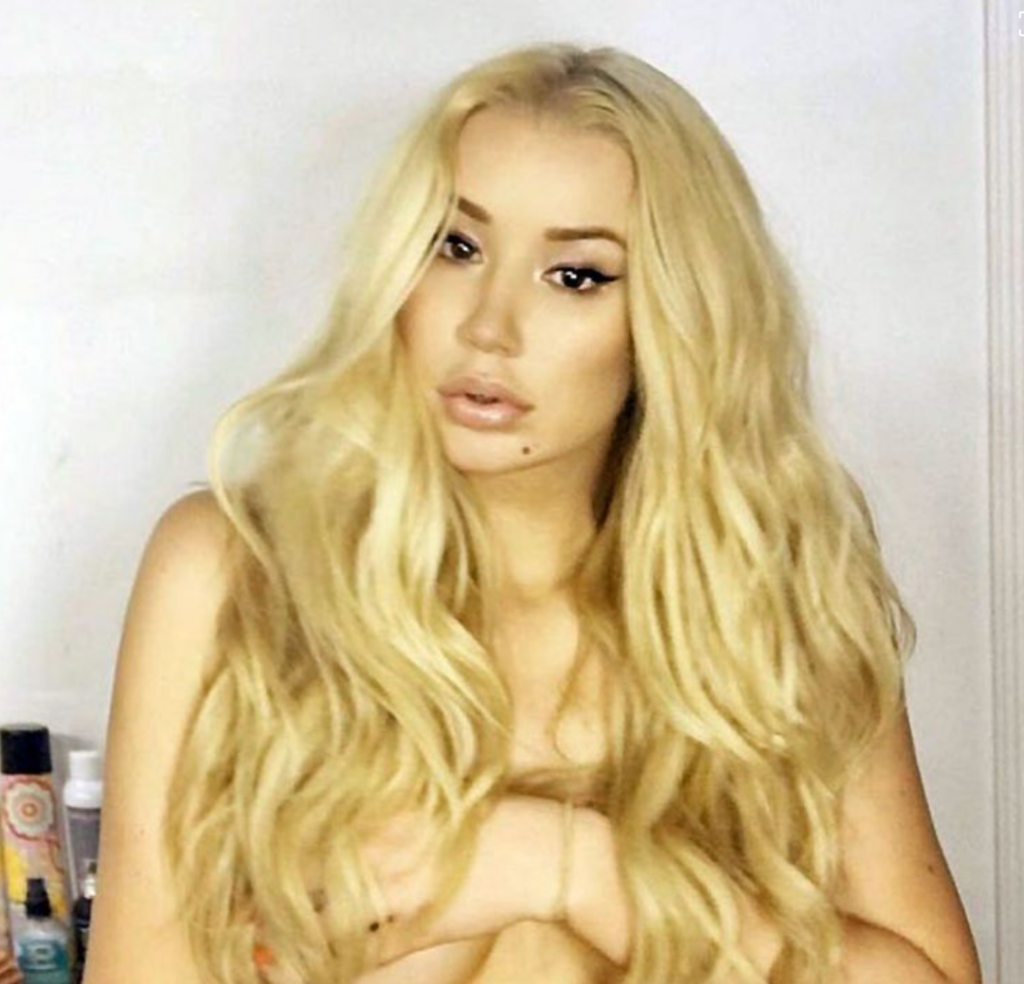 foto sexy della modella Iggy Azalea onlyfans che indossa nuda coprendosi le tette