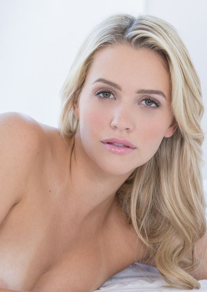 Mia Malkova (@MiaMalkova) an adult hot blonde actress, gamer and hot tub streamer.